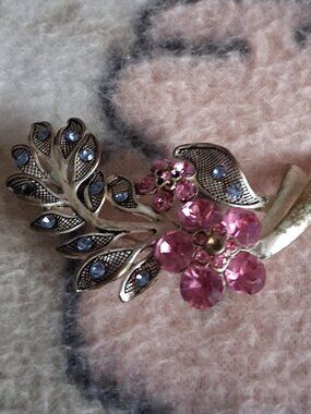 VINTAGE AVON BROOCH